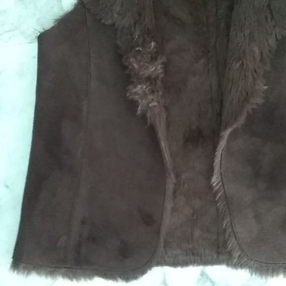 Fur collard vest. - Picture 3 of 13